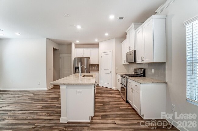 Building Photo - 3026 Lisburn St