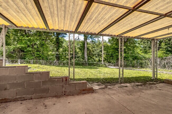Building Photo - "Charming 3-Bedroom Retreat in St. Louis with Spacious Living!"