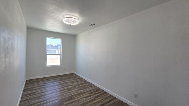 Building Photo - 1011 N Carol Ave