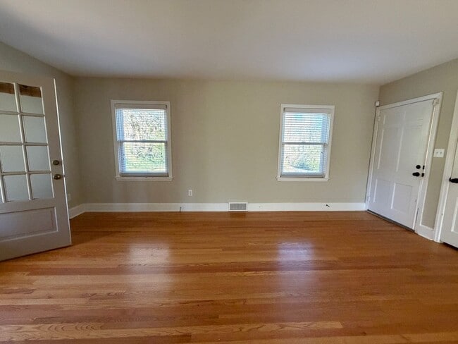 Building Photo - Shorewood Drive