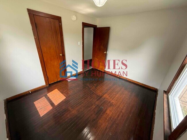 Building Photo - 2 Bedroom House | Fenced Back Yard