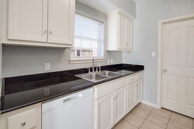 Building Photo - IMMEDIATE MOVE IN!!!  3 bedroom 3 Bathroom Duplex Next Door to Blinn!