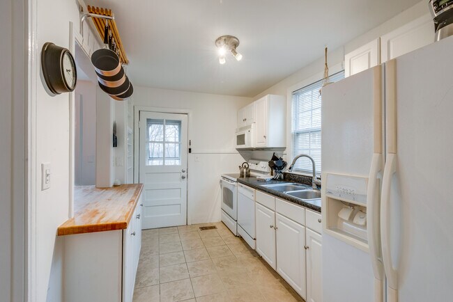 Building Photo - 1701 Sherwood Ln