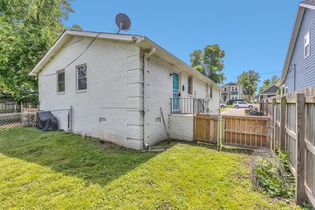 Building Photo - 1610 17th Ave N