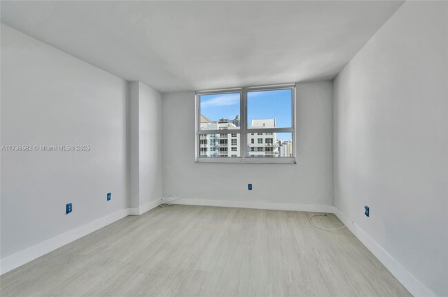 Building Photo - 1155 Brickell Bay Dr