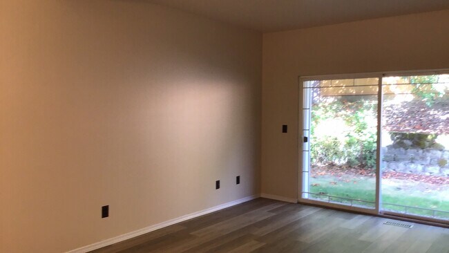 Building Photo - 2 Bed 2.5 Bath Townhouse with Lake access