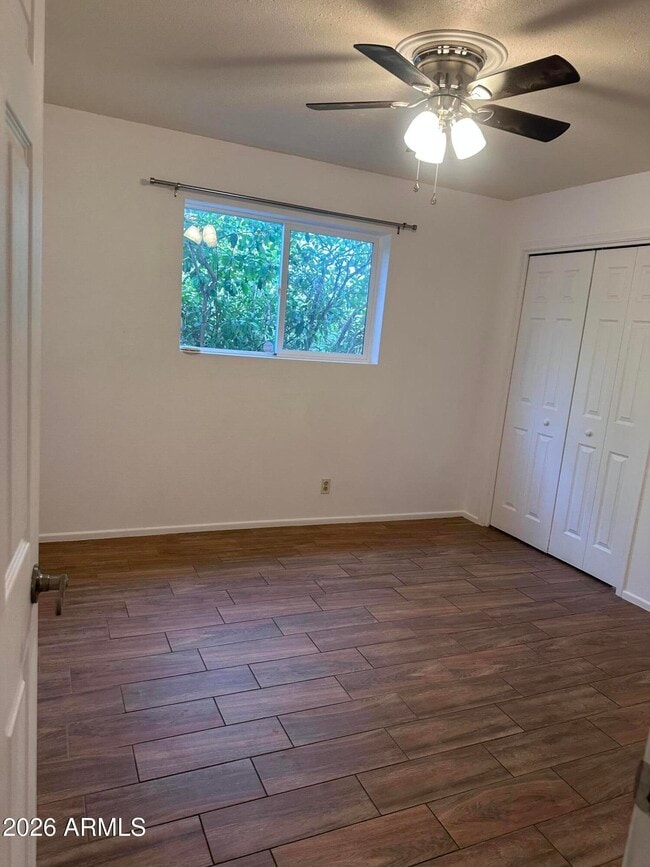 Building Photo - 308 E Ellis Dr