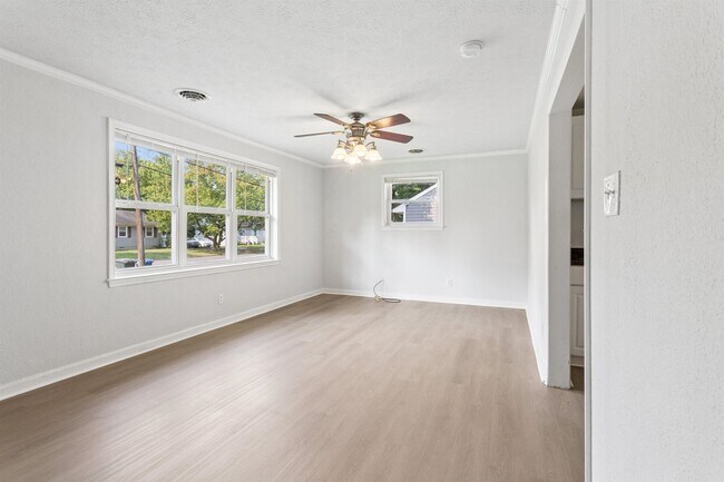 Building Photo - 11 Woodhaven Rd