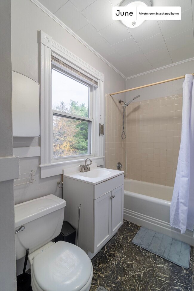Building Photo - Room in Shared 4 bed/1 bath home