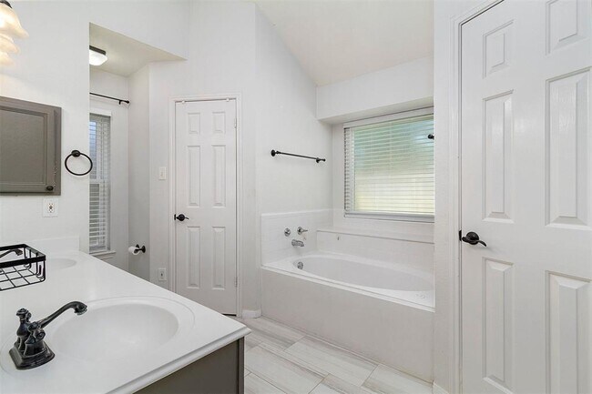 Building Photo - 2918 Abbey Field Dr