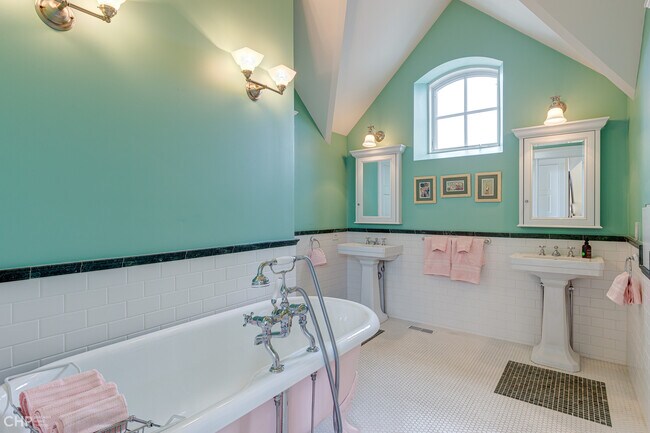 Building Photo - 2663 N Marshfield Ave