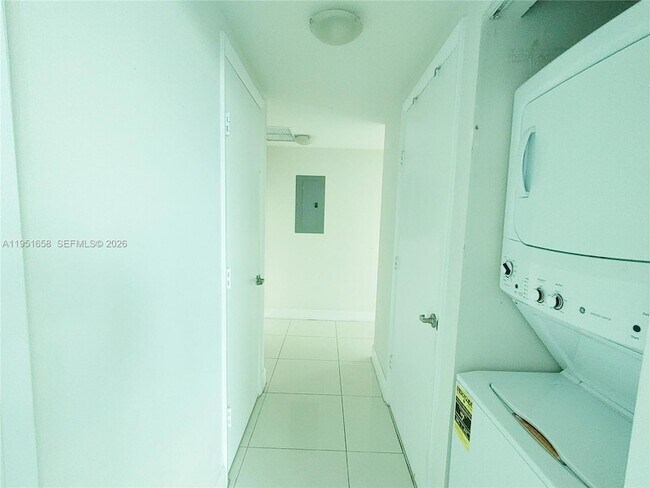 Building Photo - 1871 NW S River Dr