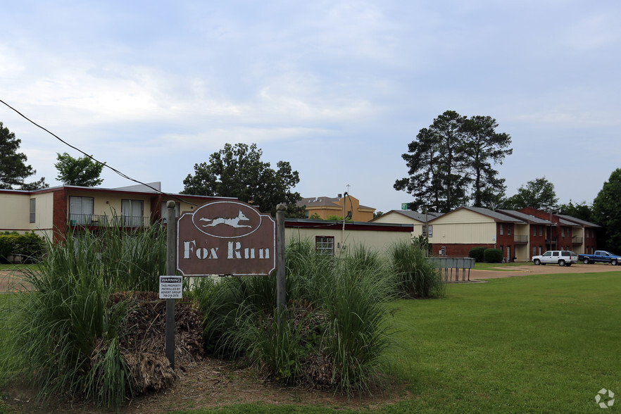 Building Photo - Fox Run