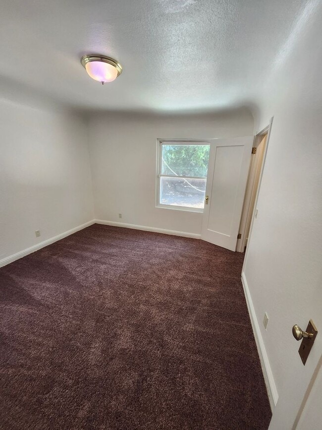 Building Photo - Charming Colonial-Style 2-Bedroom Home in ...