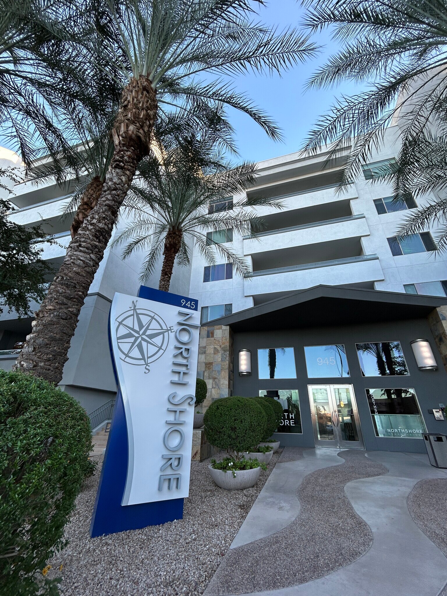 Building Photo - 945 E Playa del Norte Dr