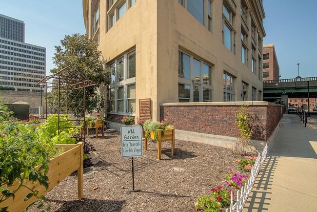 Building Photo - One Bedroom Unit in Wonderful Western Auto Lofts