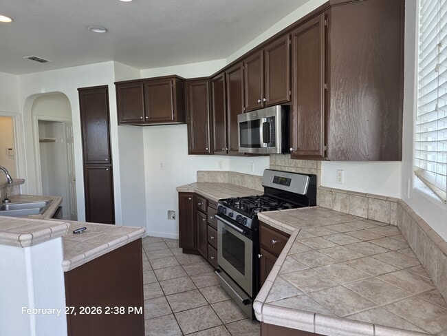 Building Photo - 6905 Loheit Way