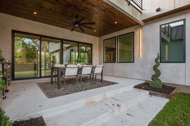 Building Photo - Stunning South Austin Oasis