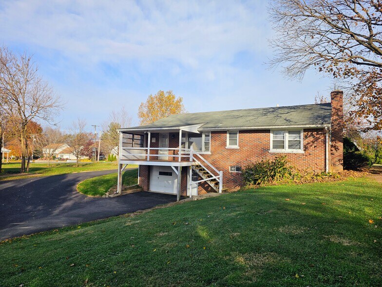 Building Photo - 292 W Main St