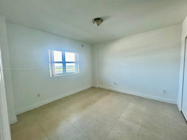 Building Photo - 15051 Royal Oaks Ln