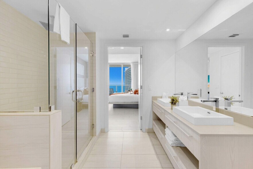 Building Photo - 4010 S Ocean Dr