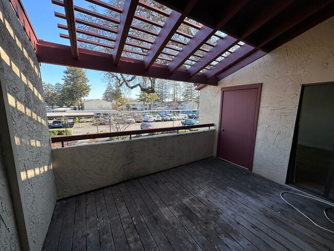 Building Photo - 2 Bed 1.5 Bath Condo In Concord (Remodeled)