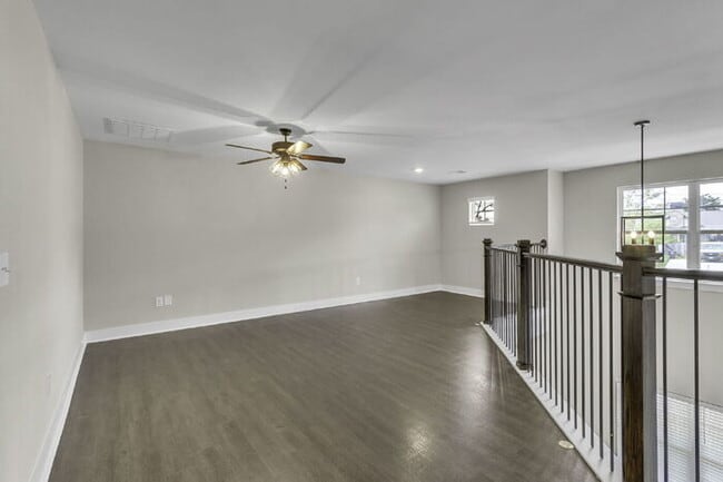 Building Photo - Modern 2BD, 2.5BA Townhouse with Large Loft in Travelers Rest