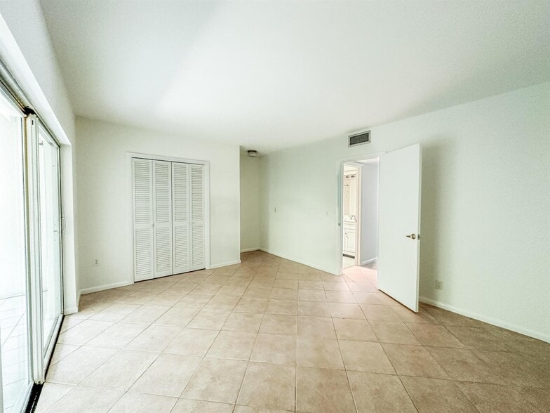 Building Photo - 4501 S Ocean Blvd