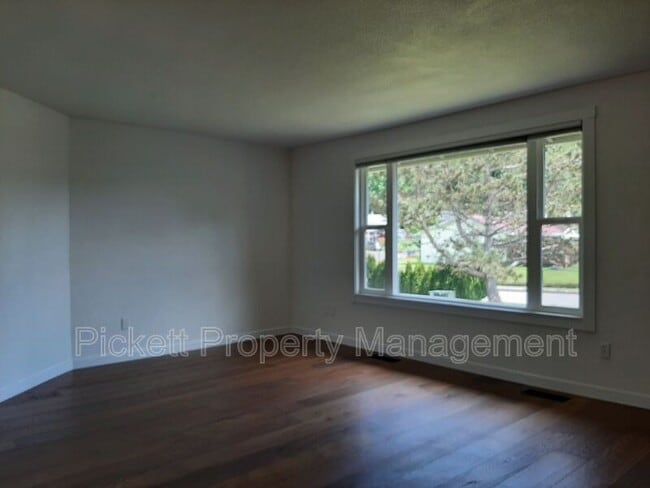 Building Photo - 212 NE Torval Canyon Rd