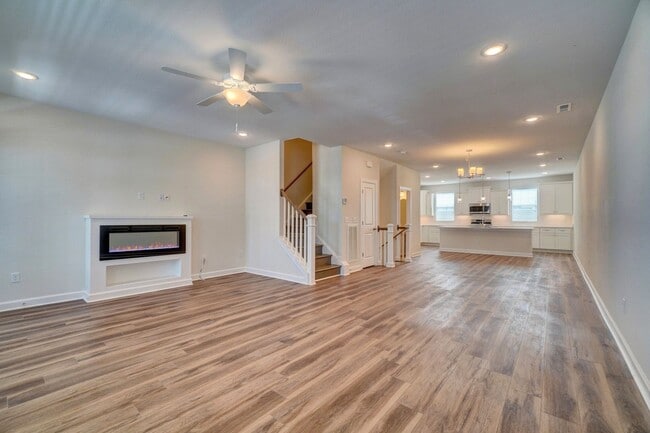 Building Photo - 3-Bedroom Townhome w/Attached Garage! Avai...