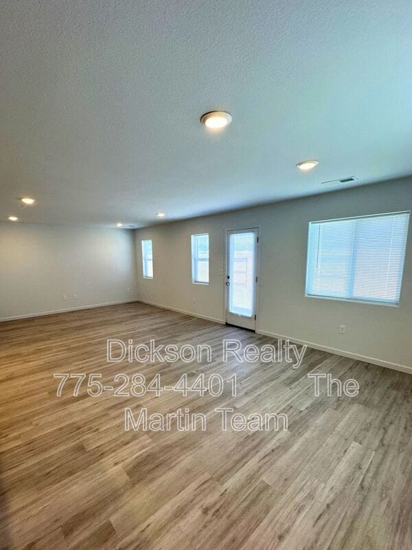 Building Photo - 501 Paradise Vly Rd