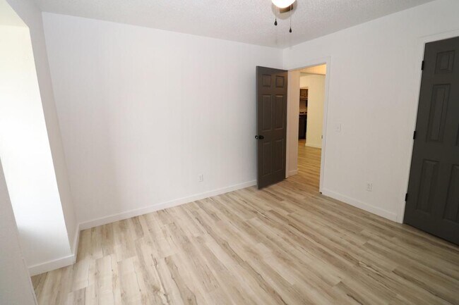 Building Photo - 1221 S Park Ave