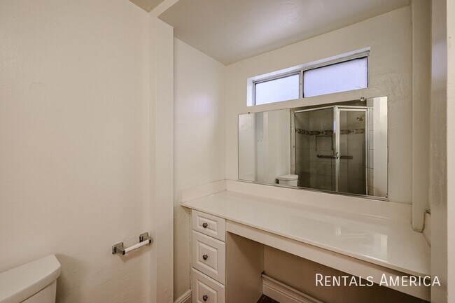 Building Photo - 4824 N Woodmere Fairway