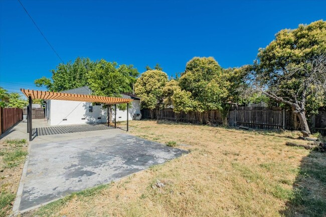 Building Photo - Newly Updated Home in Oak Park