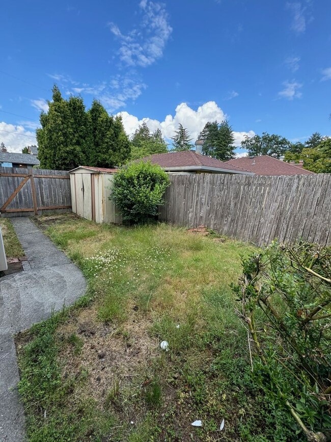 Building Photo - Charming rambler 2 bed 1 bath and office s...