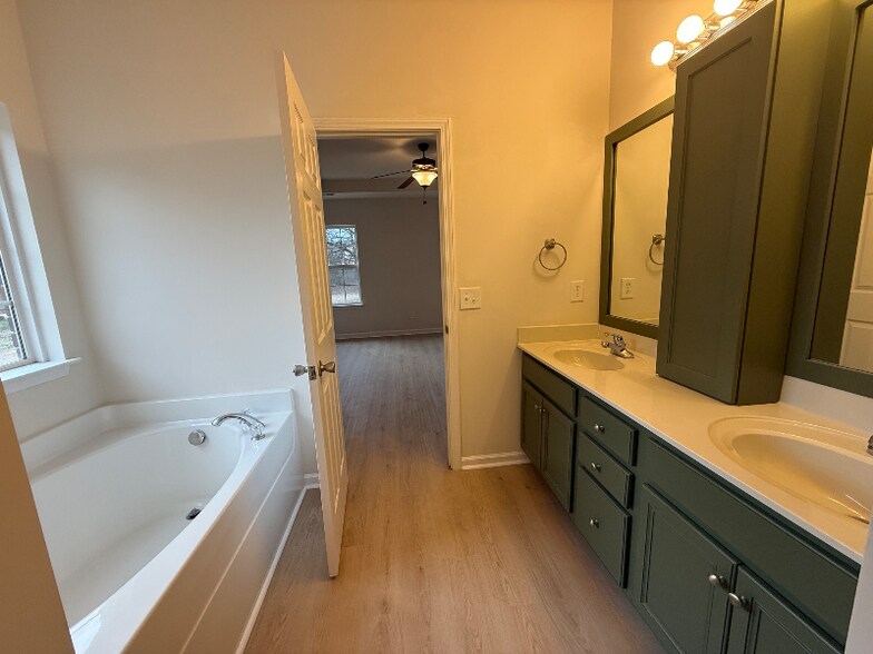 Building Photo - 102 Privett Ct