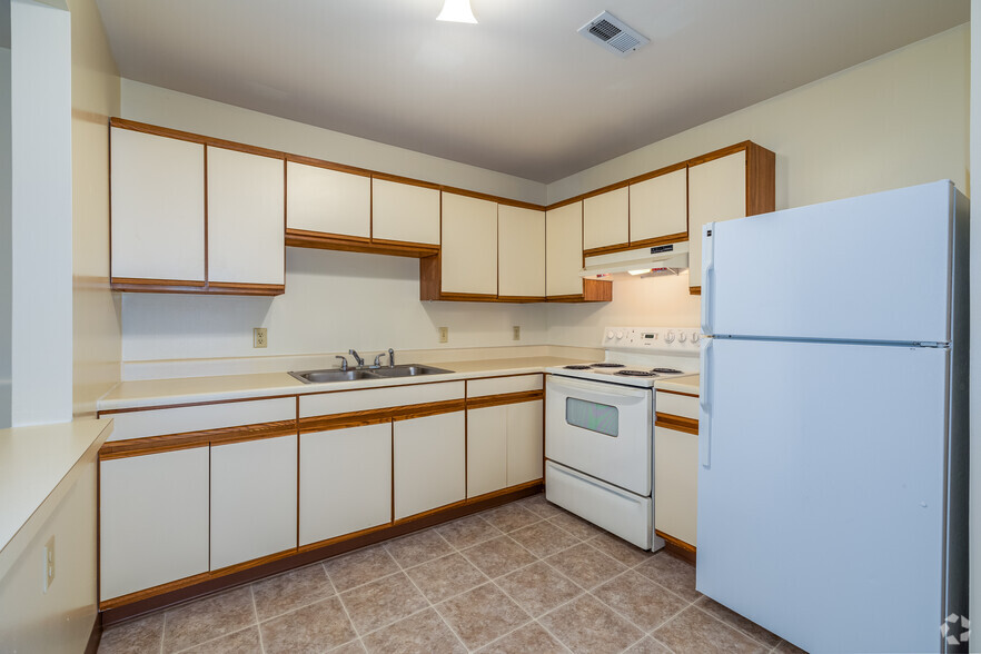 1BD, 1BA Classic - Kitchen - St Catherine Retirement Community