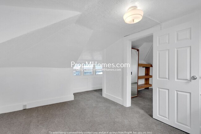 Building Photo - Updated Cottage in Gladstone!