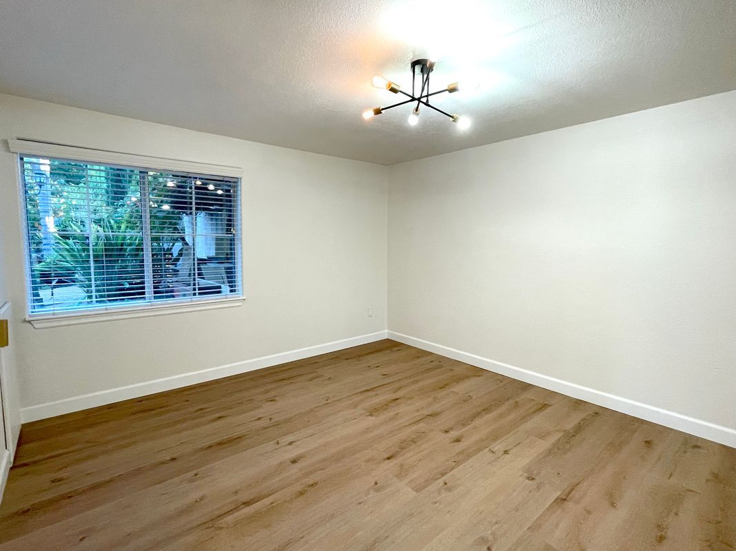 Building Photo - 3141 Hillview Dr N