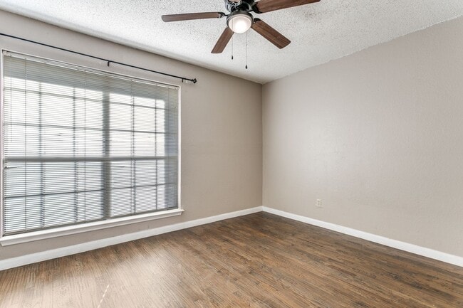 Building Photo - 3009 Hilltop Dr