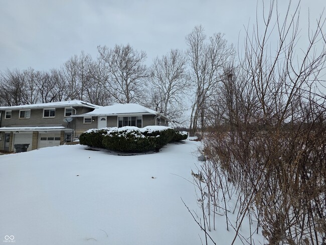 Building Photo - 10166 Southeastern Ave