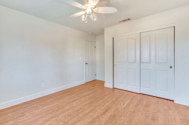 Building Photo - BEAUTIFUL 4 BEDROOM HOME WITH SWIMMING POOL!