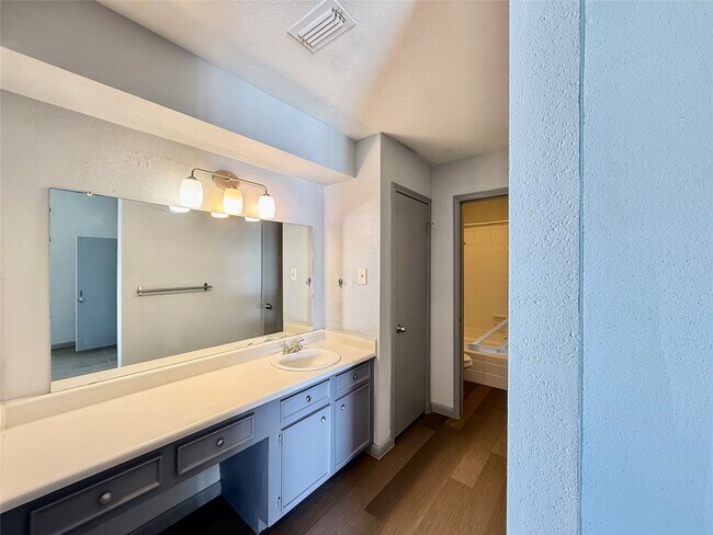 Building Photo - 10721 Sandpiper Dr