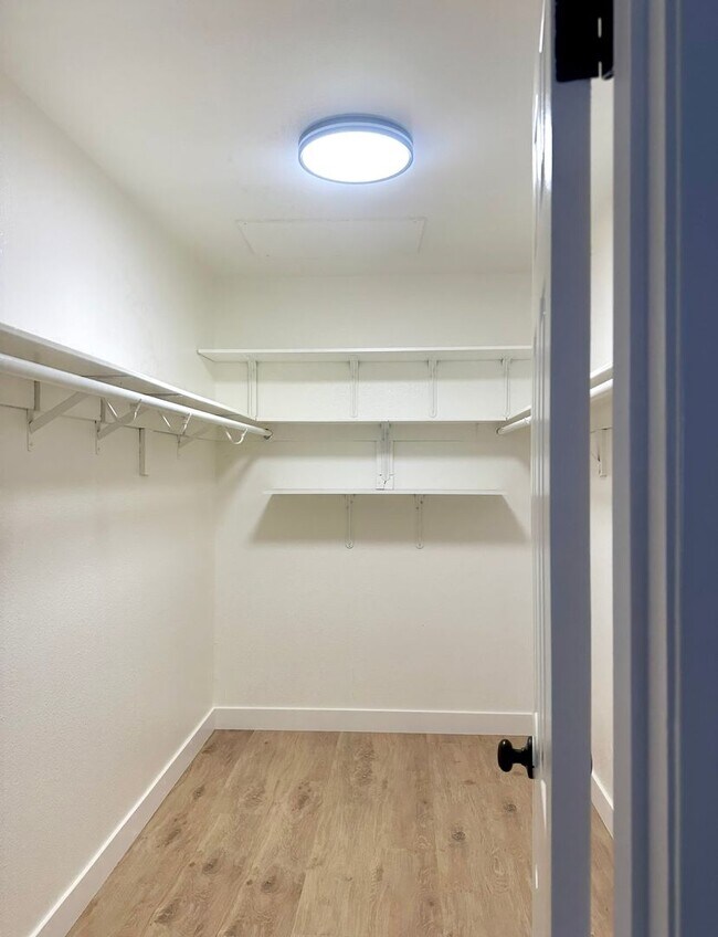 Building Photo - Beautiful & Cozy West Hills Adjacent Condo in Secure Building - MOVE IN READY