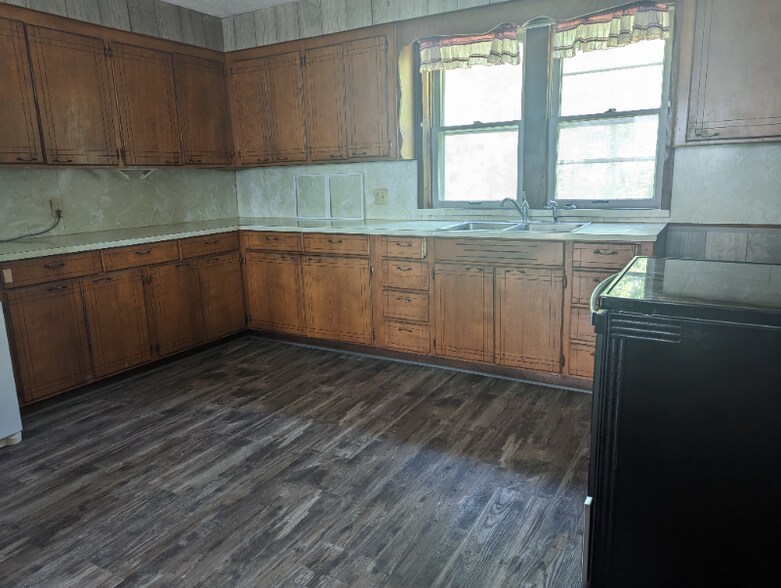 Primary Photo - 310 River Ave E