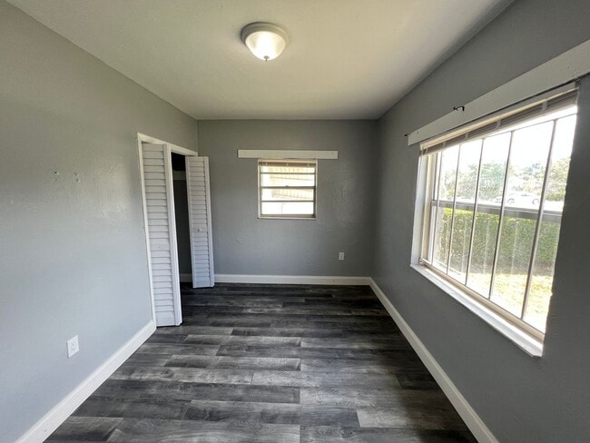Building Photo - 2 Bedroom 1 Bath unit Move-In Ready Home in West Park!