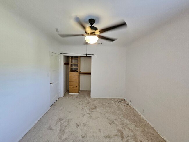 Building Photo - **Charming 3-Bedroom Home in Burbank Rancho**