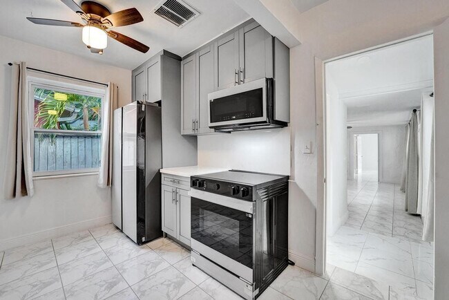 Building Photo - 1836 SW 9th Ave