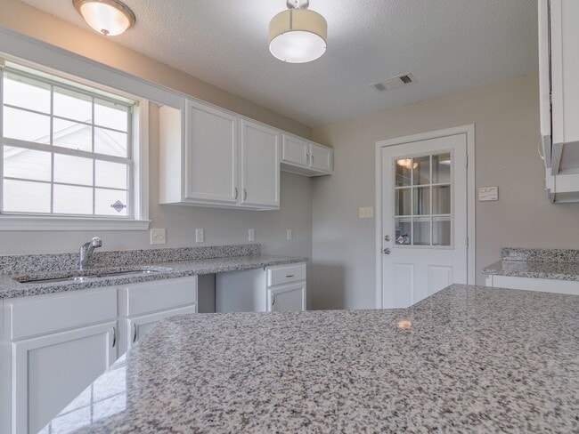 Building Photo - Nice and Bright! 3BR/2B home available for...