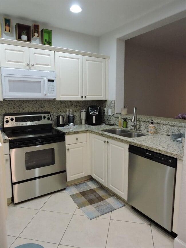 Building Photo - 413 SW 147th Ave